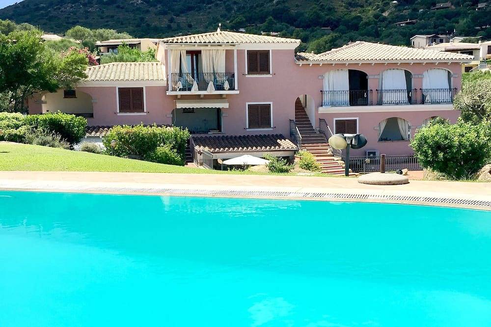 Ganze Wohnung, Nr. 5. Fantastische Wohnung mit Pool, Panoramablick, 5 Minuten vom Strand entfernt in Lu Fraili di Sopra, San Teodoro