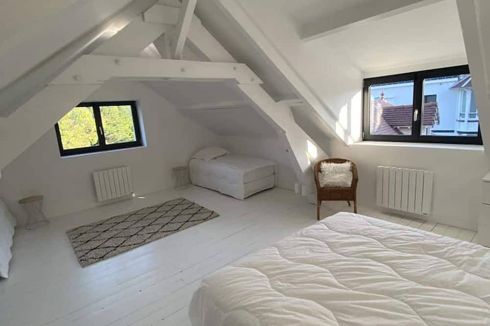 Gîte de Charme à Senlisse: Confort Haut de Gamme, Parc Arboré, Cheminée, Wifi Gratuit, Proche Châteaux in Senlisse, Parc naturel régional de la Haute Vallée de Chevreuse