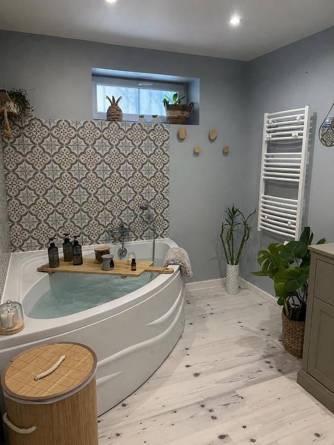 Suite Une Bulle d Evidence avec baignoire spa in Saumur, Vallée de la Loire