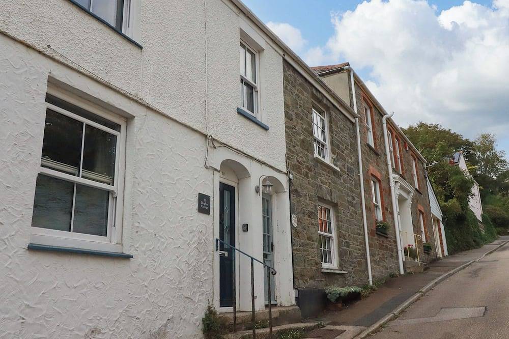 Dolphin Cottage, pet friendly, character holiday cottage in Flushing in Flushing, Cornwall