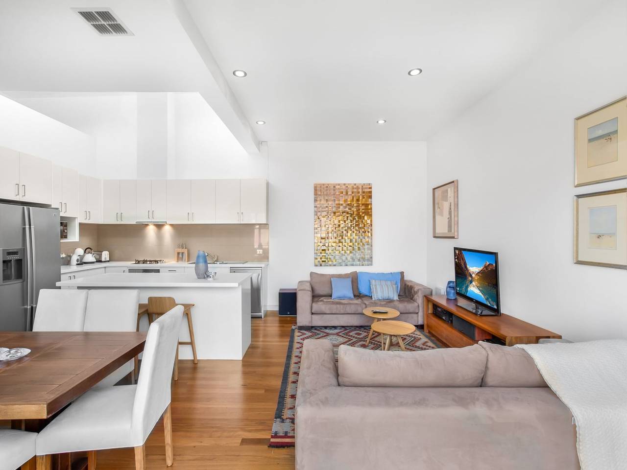 Entire apartment, 2-Bed Apartment with Parking & Balcony Near Trains in Melbourne, Maribyrnong City