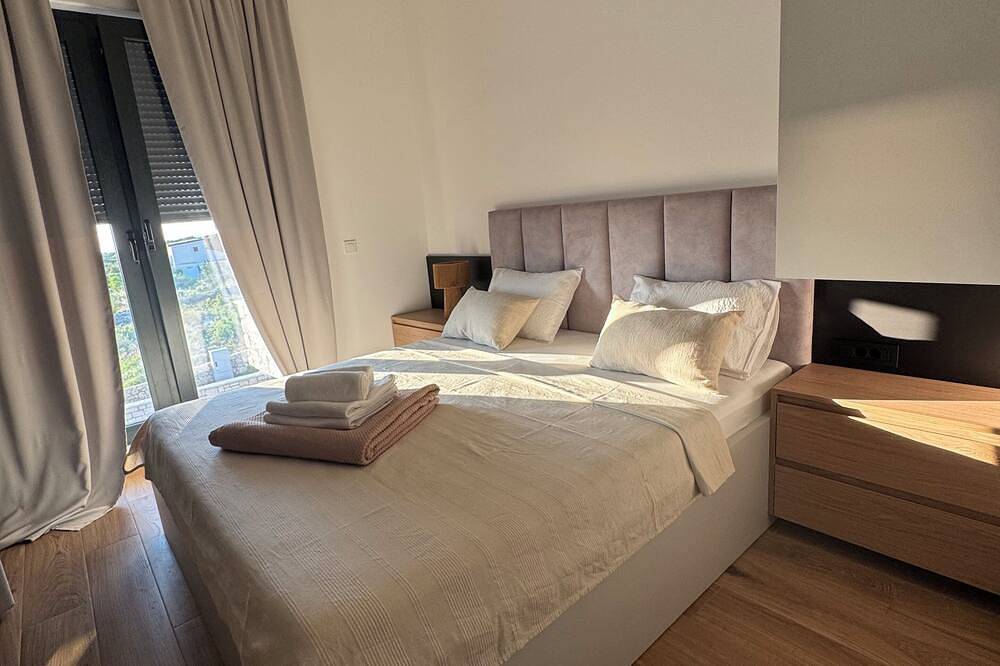Villa Gligora - modern villa with beautiful view of the bay and the mountain. in Kolan, Kolan (Kroatische Adria)