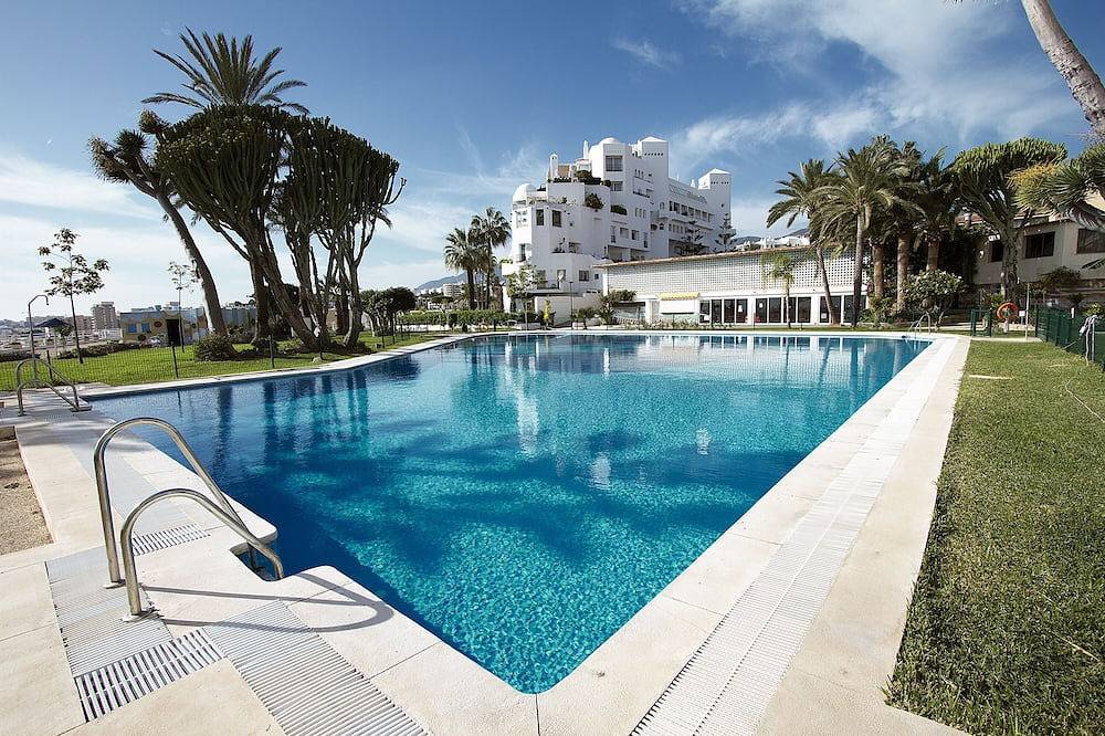 Entire apartment, Deluxe Apartment- Beachfront, Swimming Pool, A/A, Free Wifi And Parking in La Carihuela, Torremolinos