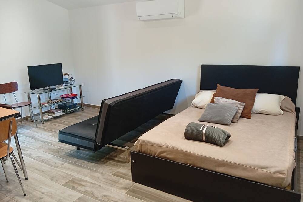 Appartement entier, Un petit paradis, niche au milieu des bois ( ste baume, canal de provence,... in Rougiers, Région de Brignoles