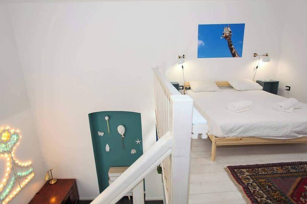 Appartamento intero, 2 bedrooms flat in Bari Old Town in Bari, Provincia di Bari