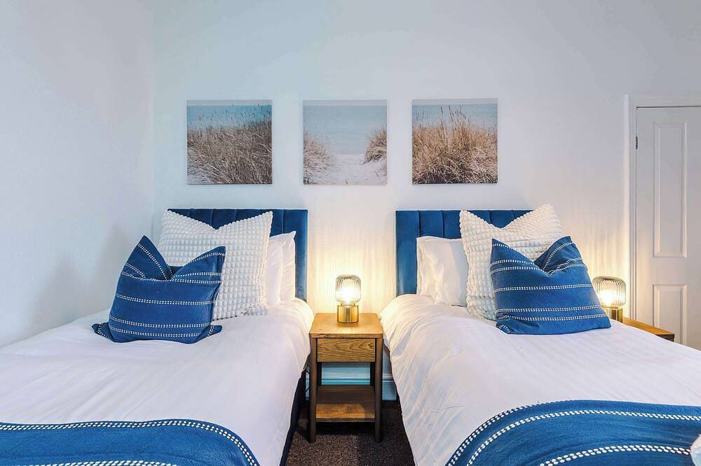 Spacious 4 Bed Home in Crewe, Perfect for Groups! in Crewe, Cheshire East