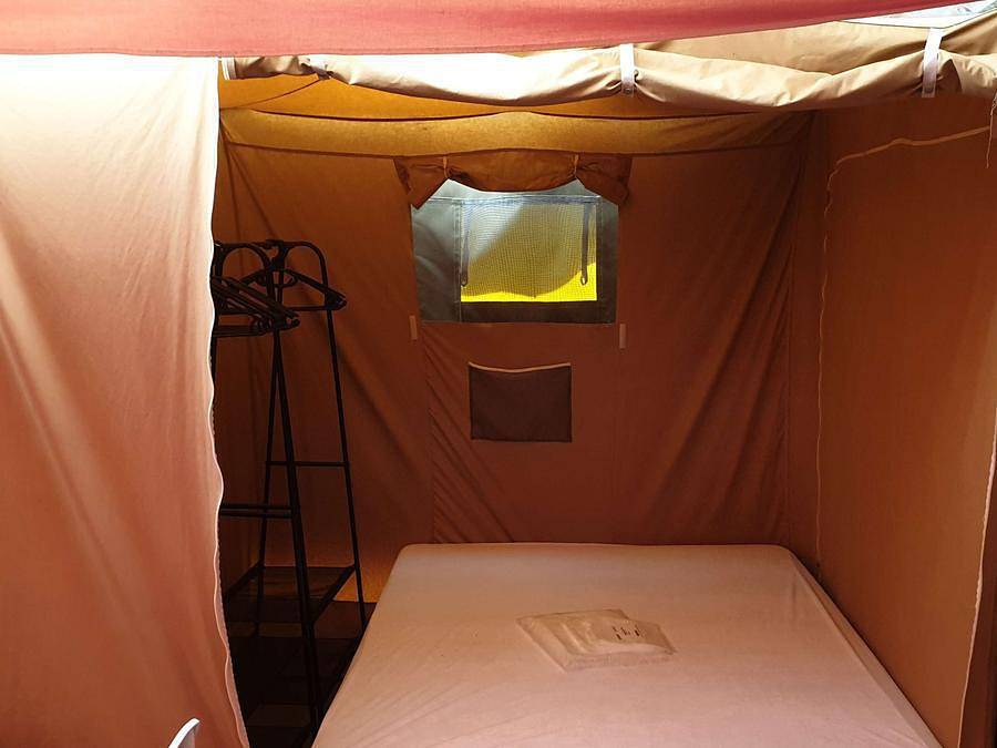Flower camping La Dordogne Verte - Tente 4 personnes - Tente Lodge Nature Standard 25m² (2 chambres) - sans sanitaires + Terrasse in Saint-Aulaye, Périgord Vert