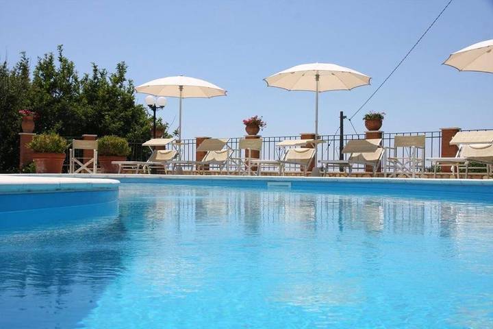 B&b per 3 persone, con Terrazza e Giardino nonché Piscina e Panorama a Paola