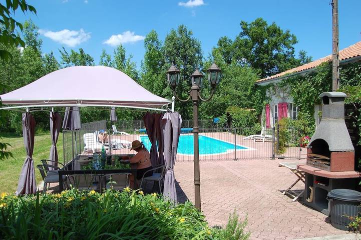 Gîte pour 6 personnes, avec jardin à Péreuil