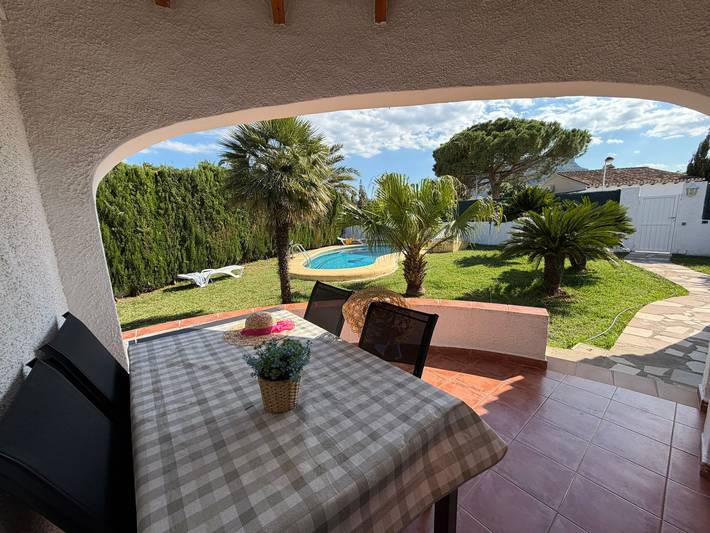 Villa cómoda con piscina y aire acondicionado en Denia in Almadraba, Costa Blanca