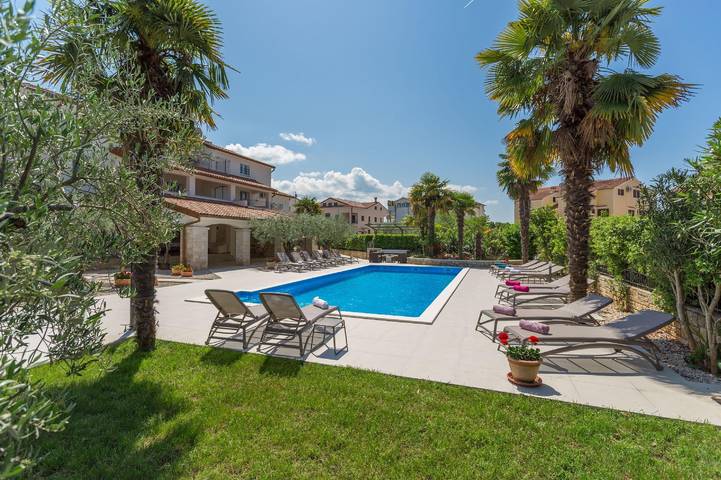 Vakantiewoning voor 4 personen, with zwembad and balkon as well as tuin in Poreč