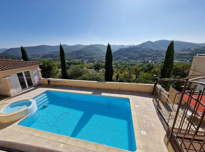 Gîte pour 2 personnes, avec Balcon et Terrasse ainsi que Jardin et Piscine en Ardèche