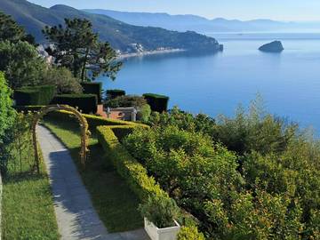 Chambre d’hôte pour 2 personnes, avec piscine ainsi que vue et jardin à Noli