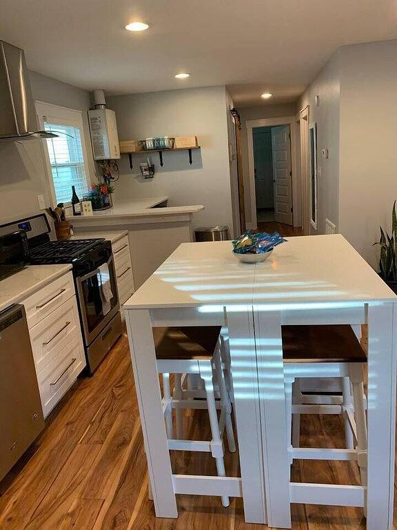 Cozy Blue Bungalow Walk Downtown! Free parking! in Wilmington, New Hanover County