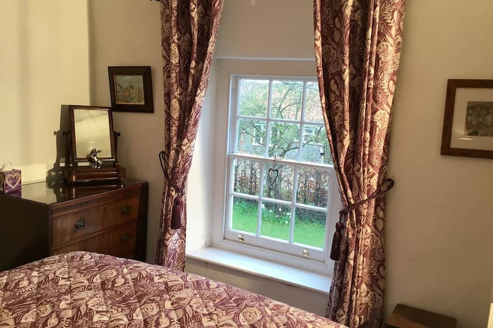 Pretty traditional brick and flint dog friendly country cottage 2 miles Blakeney in Langham (Norfolk), Norfolk Coast