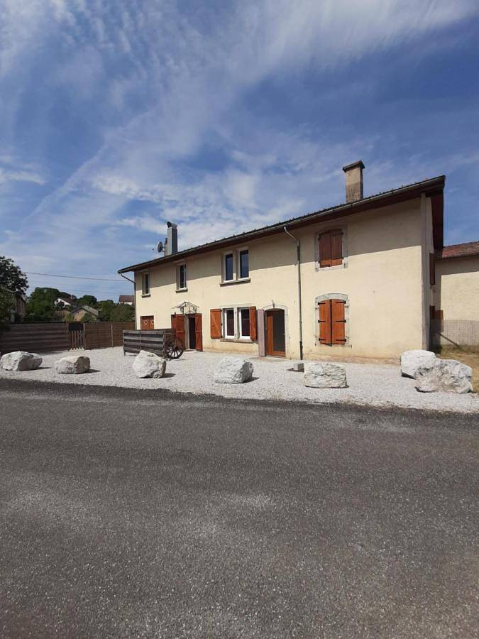 Appartement entier, One-Bedroom Apartment in Soucia, Jura Francais