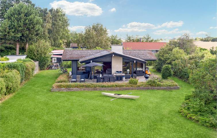 Ferieudlejning for 5 personer, med Terrasse og Have i Fejø