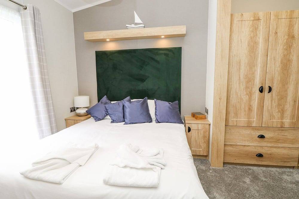 48 Crosswinds, luxury holiday cottage, with pool in Bembridge in Bembridge, Isle of Wight