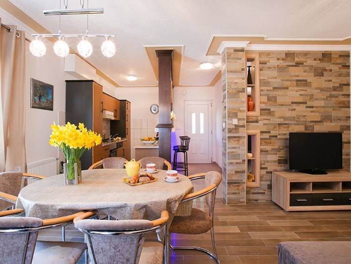 Ganze Wohnung, Mélanie im Erdgeschoss einer Villa in Strandnähe in Zaton, Grad Dubrovnik