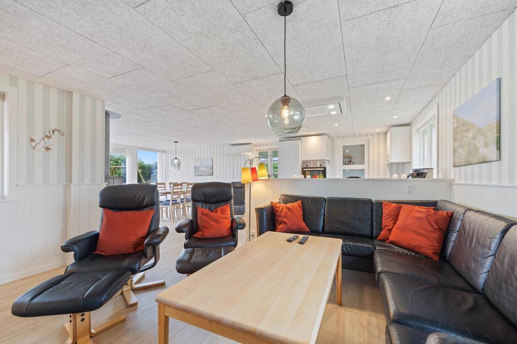 Well-maintained, family-friendly holiday home with sauna and whirlpool in Nørre Lyngvig, Hvide Sande