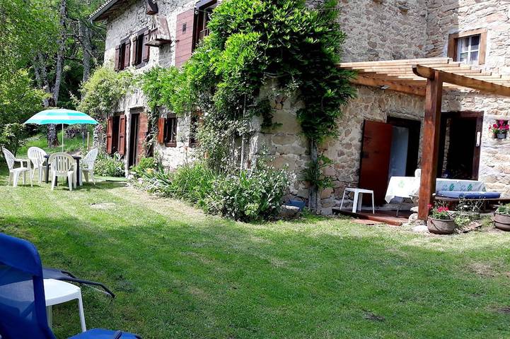 Agriturismo pour 7 personnes, avec jardin dans Saint-Pierre-la-Bourlhonne