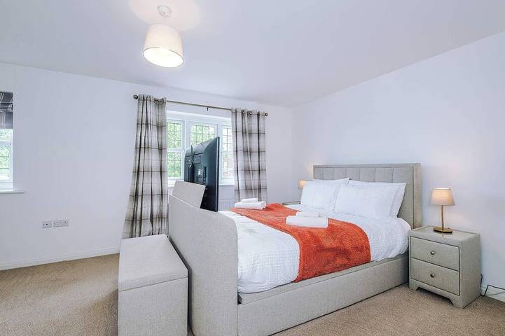 Modern 4Br Home in Preston, Parking, Sleeps 8 in Preston, Lancashire