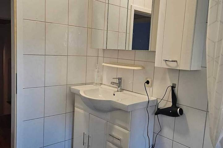 Ganze Wohnung, 3-Zimmer-Wohnung mit voll ausgestatteter Küche, zentral gelegen, nahe Bahnhof in Beckum, Kreis Warendorf