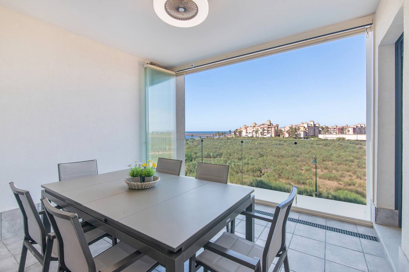 Apartamento entero, Apartamento 'Los Flamencos' con vistas al mar, Wi-Fi y aire acondicionado in Isla Canela, Ayamonte