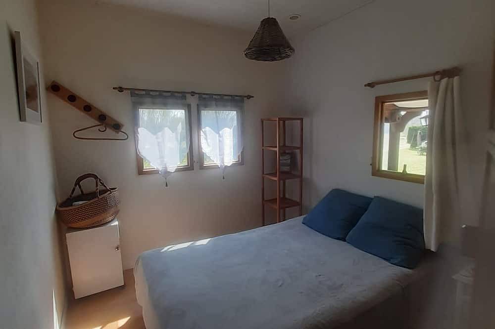 Chalet with a 20 m2 covered terrace and a grove, 400 m & 800 m from the beaches in Lingreville, Coutances und Umgebung