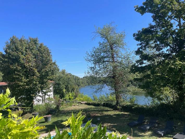 Chambre d’hôte pour 12 personnes, avec jardin ainsi que vue et piscine dans l' Ain - 2