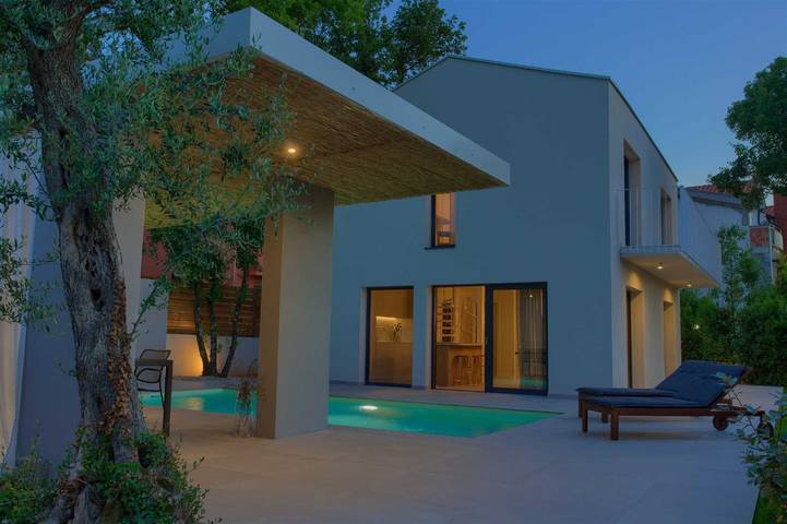 Ganze Wohnung, Schönes Ferienhaus Mala mit beheiztem Pool in Malinska-Dubašnica, Krk