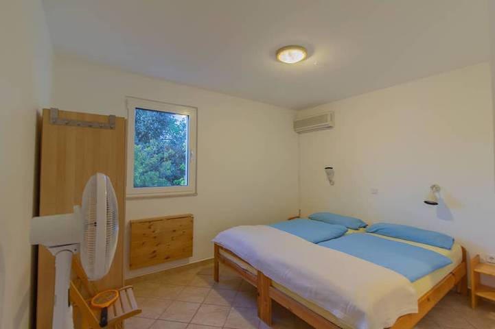 Appartement entier, Beach Apartment 2: zone de baignade privée, plage de sable, Internet sans fil, idéal pour les familles in Novalja, Pag