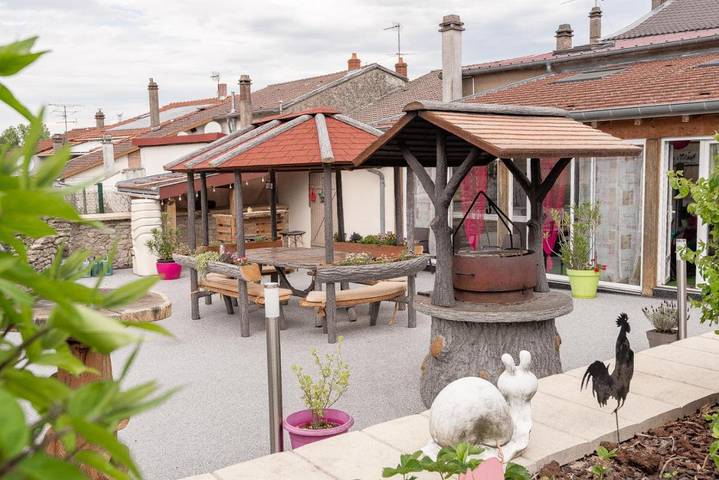 Location de vacances pour 20 personnes, avec Jacuzzi et Terrasse ainsi que Jardin et Piscine à Burtoncourt
