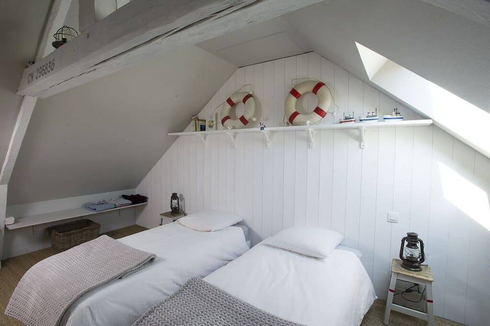 Entire apartment, Charming apartment in a small fishing harbour from Normandy. 2 nights minimum. in Port-en-Bessin-Huppain, Bayeux region