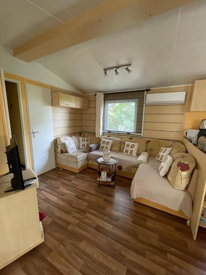 Camping pour 8 personnes, avec vue et piscine ainsi que jardin et terrasse, animaux acceptés