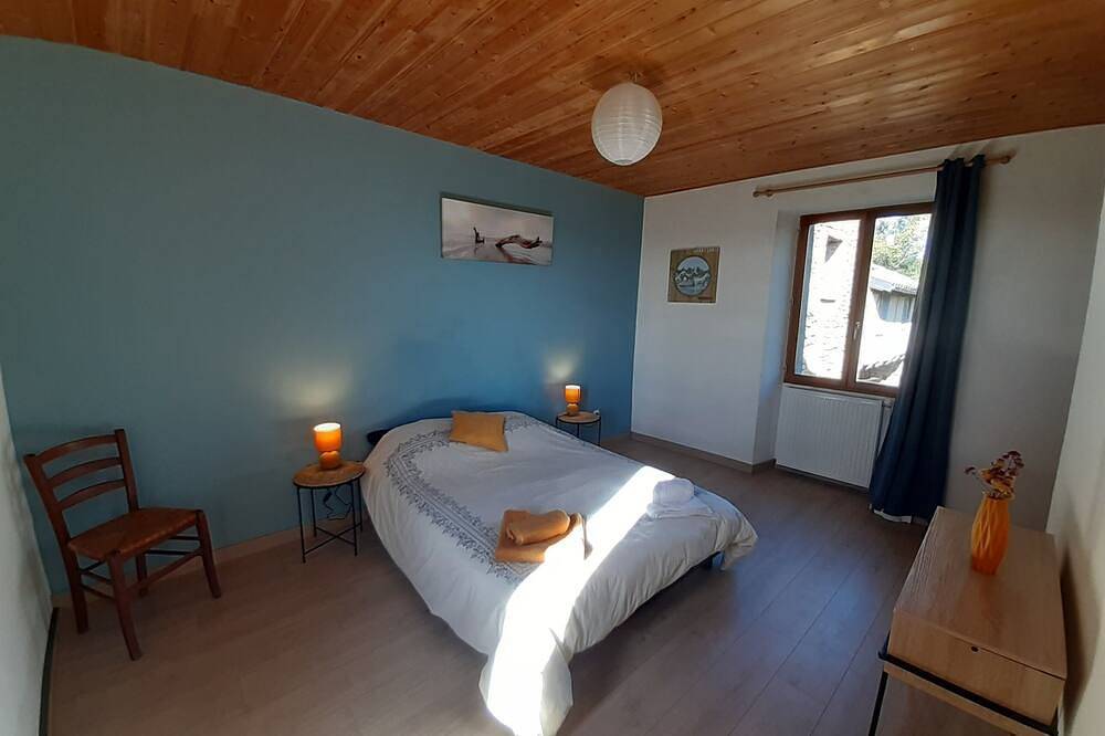 An eco-renovated house full of charm, a garden and a magnificent view. in Varen, Macizo Central