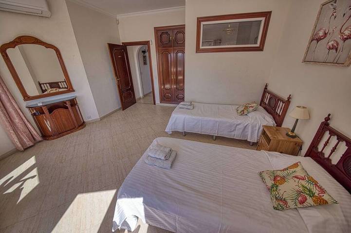 Villa élégante et très spacieuse avec piscine privée et vue imprenable. in Torremuelle, Benalmádena