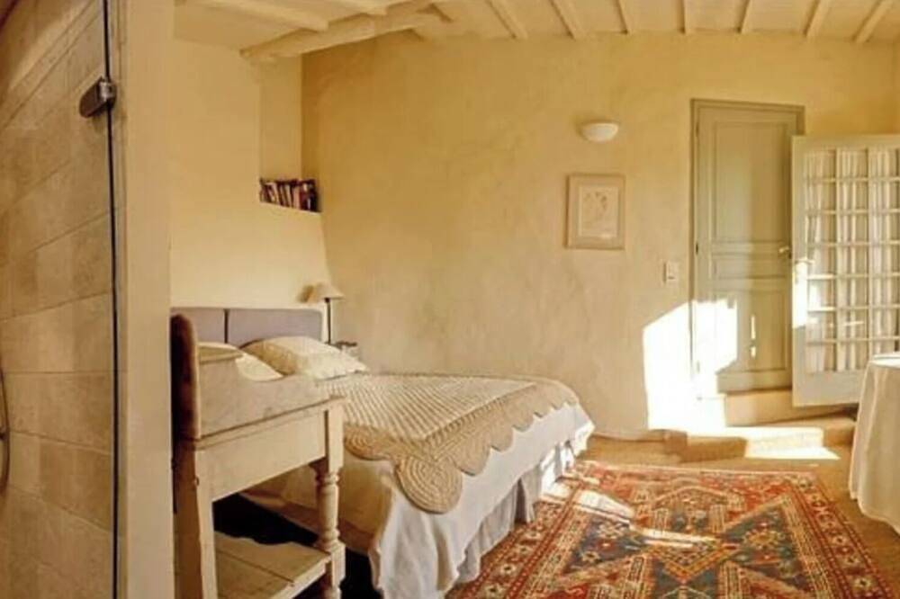 Lovely 2 pers. Balcony Room in Lourmarin village with a view on the Chateau in Lourmarin, Parc naturel régional du Luberon