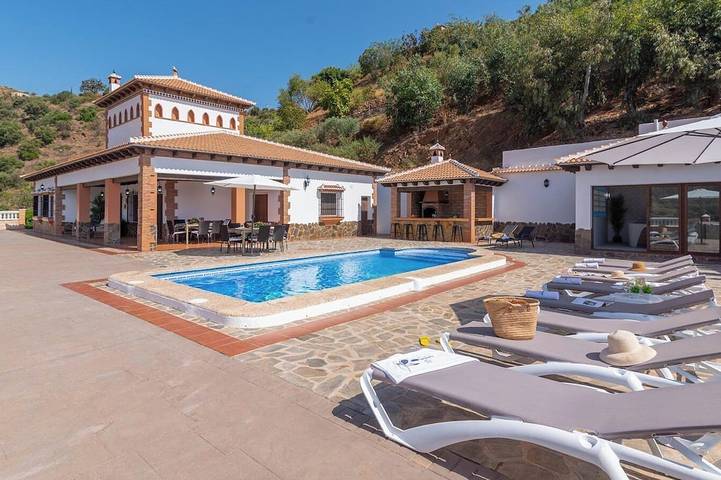 Ferienhaus für 11 Personen, mit Whirlpool und Garten in Sayalonga