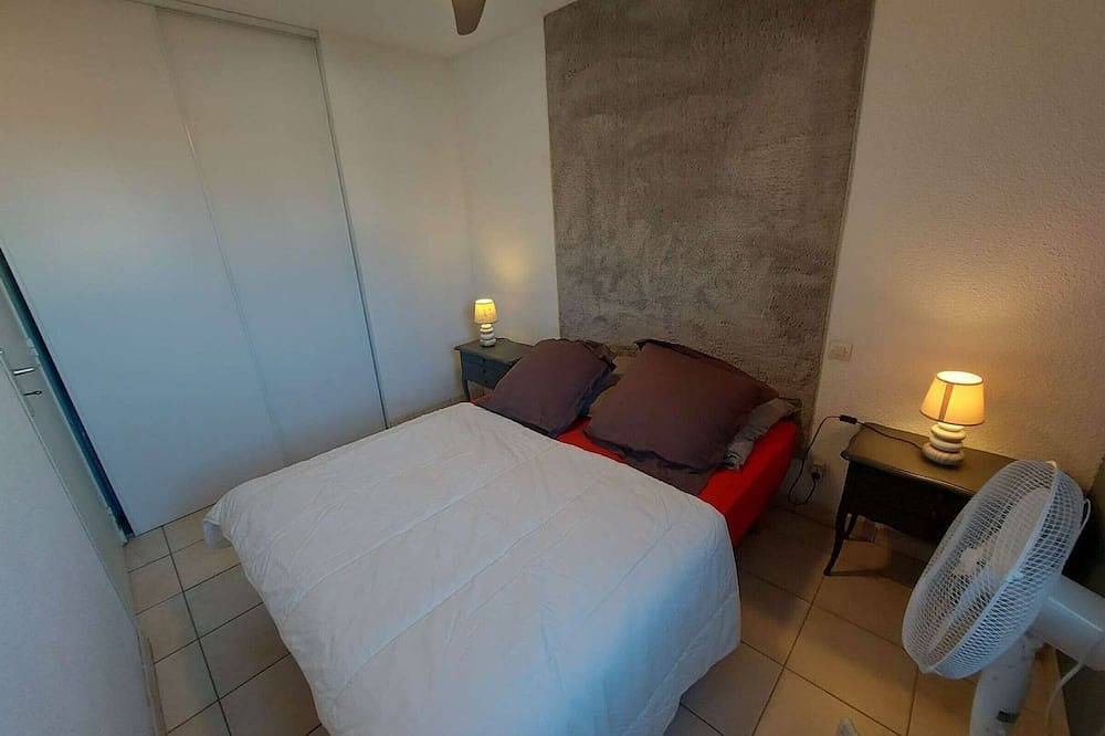 Entire apartment, Sunny 2-Bedroom Apartment with Terrace, Wifi, and Private Parking in Marseillan in Marseillan-Plage, Marseillan