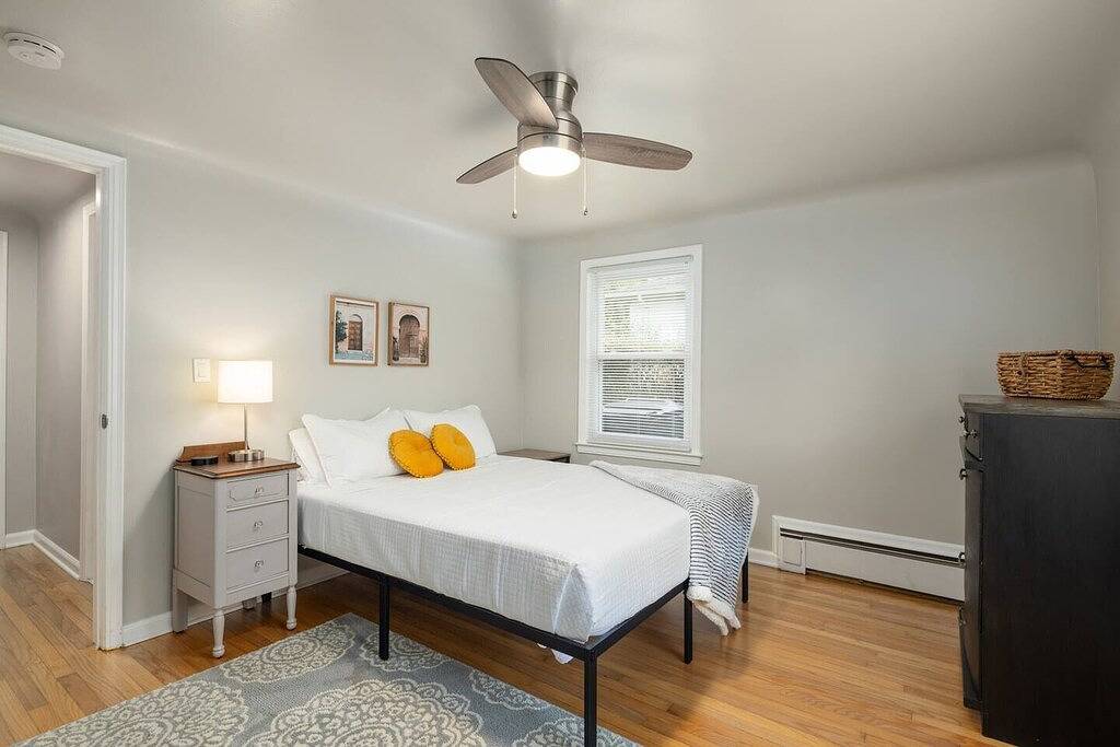 Ganze Wohnung, Warm & Spacious 2Br | Huge Backyard | Shelby Twp in Shelby Charter Township, Macomb County