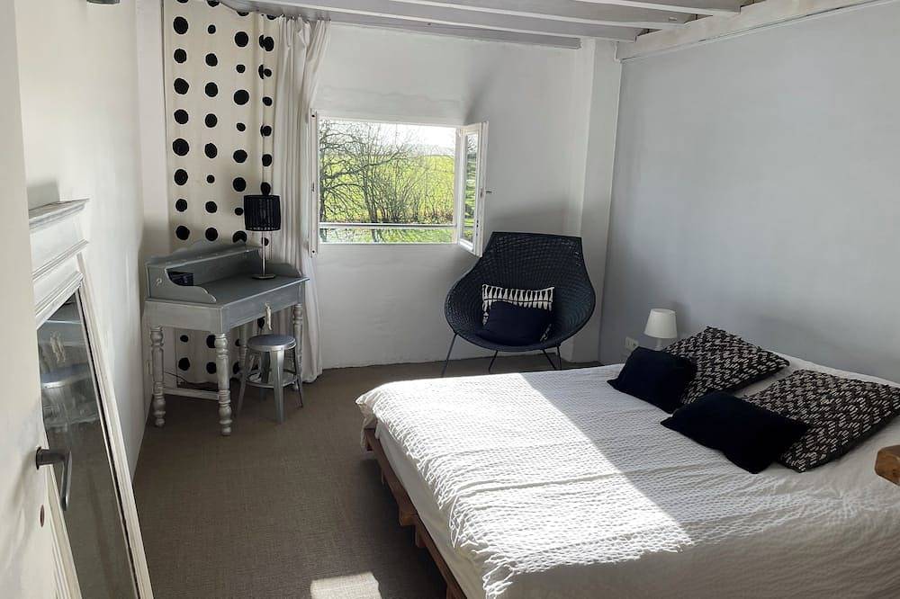 La Grange: Between sea and mountains, spacious gîte with private pool. in Labastide-Villefranche, Béarn