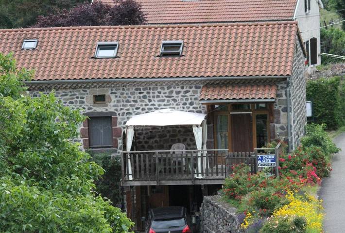 Gîte pour 6 personnes, avec vue et terrasse dans Saint-Julien-des-Chazes