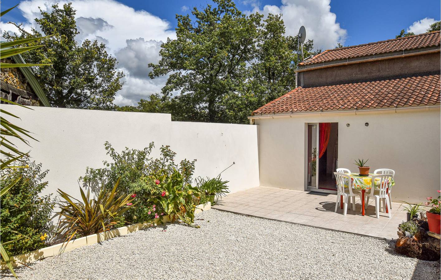 Upper Floor Baby-Single Apartment with TV & Internet in Saint-Avaugourd-des-Landes, Vendée