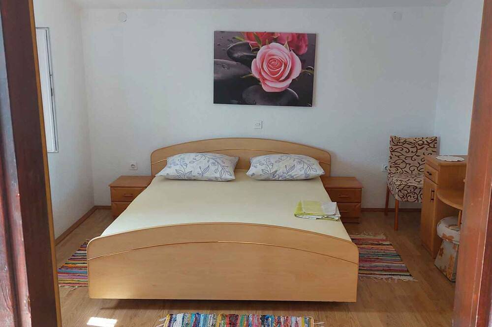 Cały apartament, Apartament wakacyjny na wybrzeżu, tylko 20 m do morza in Lukovo Šugarje, Velebit Nature Park