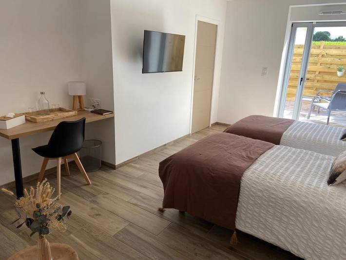Gîte pour 2 personnes, avec Terrasse ainsi que Jacuzzi et Jardin dans Boisgervilly