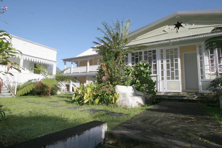 Hôtel pour 3 personnes, avec terrasse et jardin, animaux acceptés dans Office De Tourisme De L Est Hell Bourg