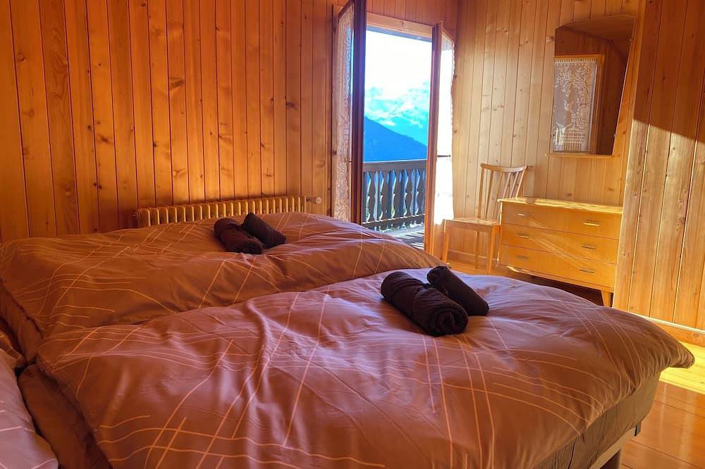 Le chalet se trouve à 200m des télécabines de la Barboleuse à Gryon dans un quartier calme et entour in Gryon, Alpes Vaudoises