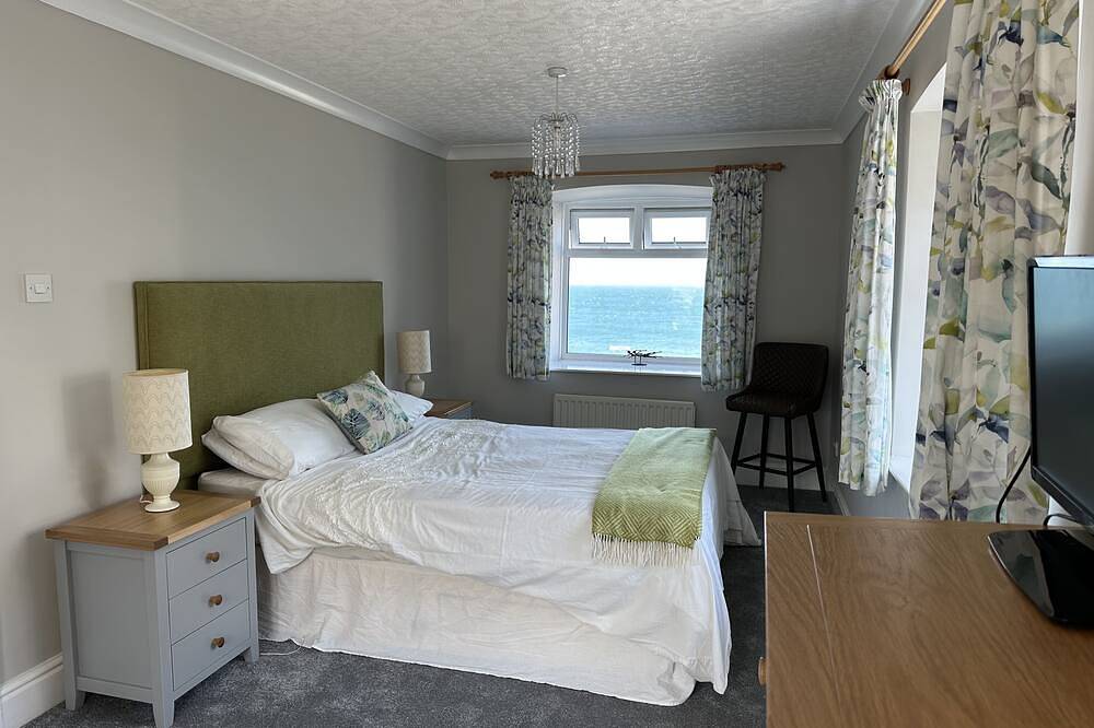 Entire apartment, Stunning Beach Front Apartment - Watch the dolphins over breakfast in New Quay, Cardigan Bay