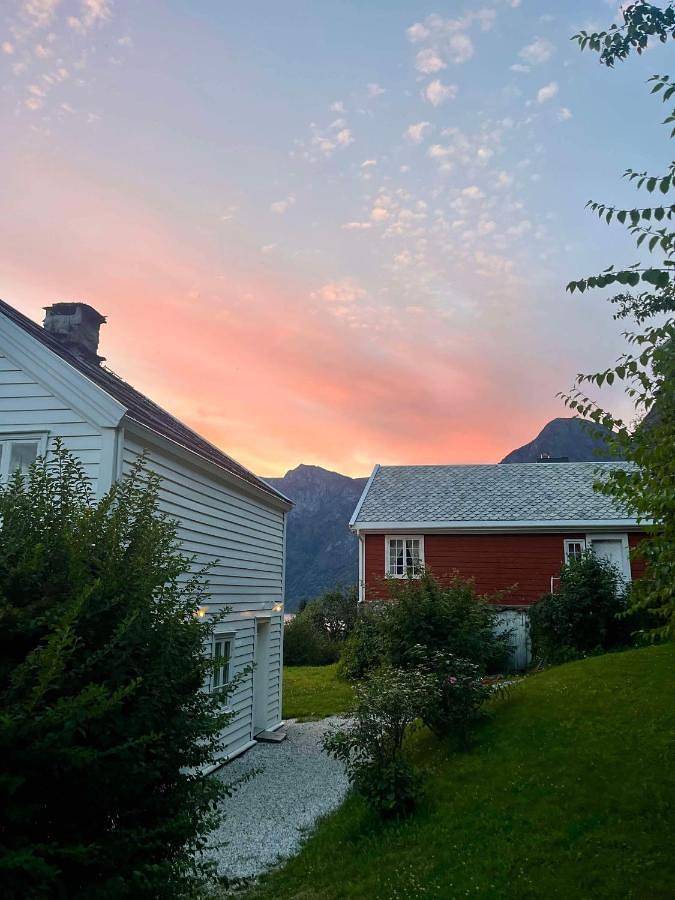 Nyrestaurert hus fra 1700-tallet in Sognefjord